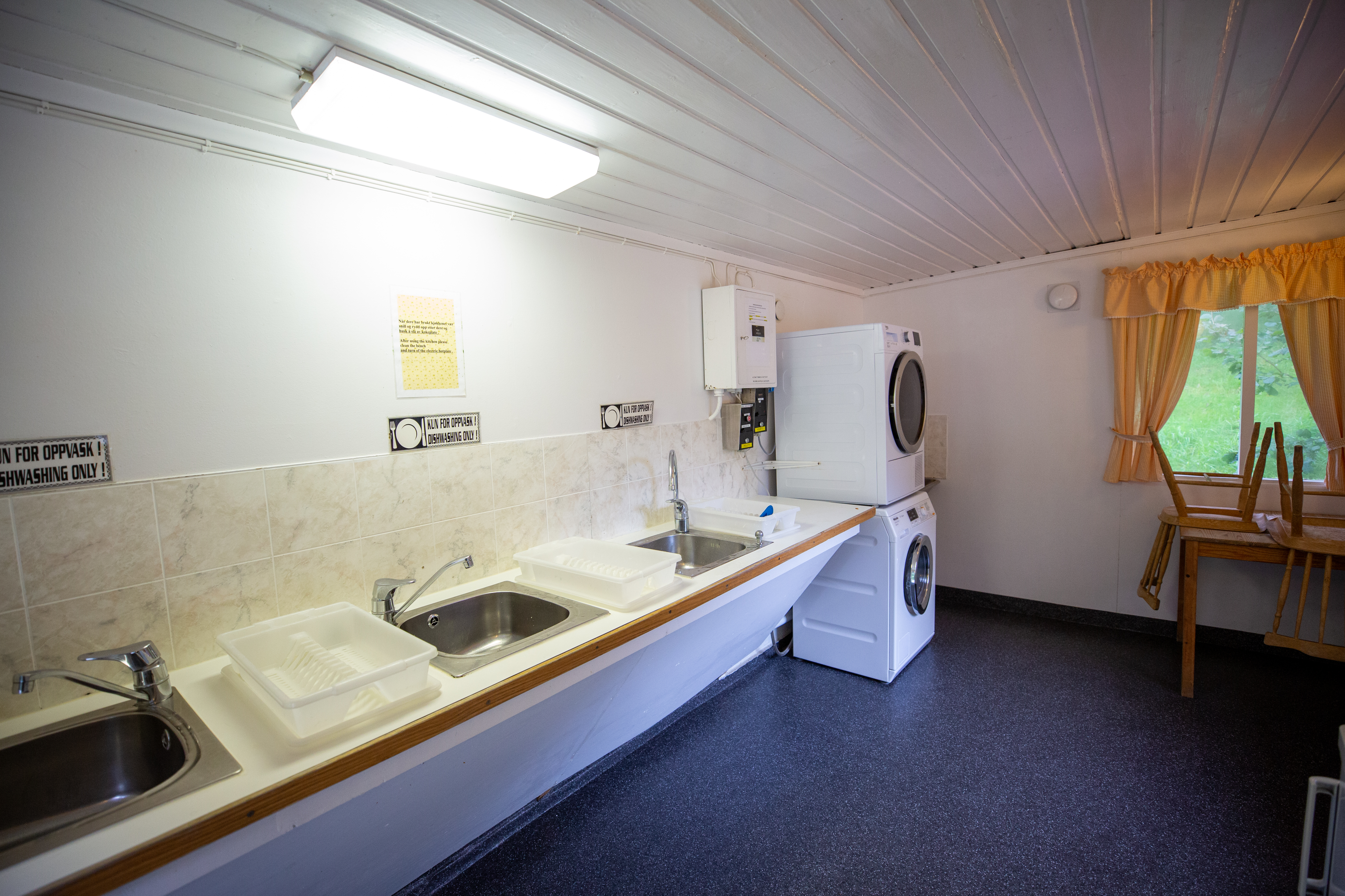 Camping Lunde - Spuelbecken - Waschmaschinen.jpg