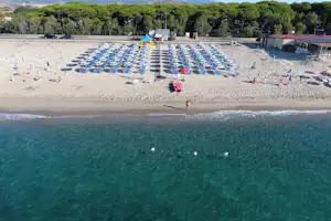 Camping Lungomare - Strand am Mittelmeer vor dem Campingplatz