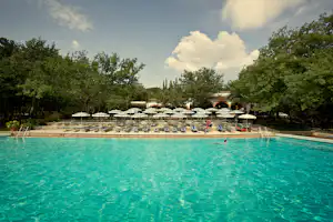 Camping Luxor Quies - Pool mit Liegestühlen und Sonnenschirmen auf dem Campingplatz