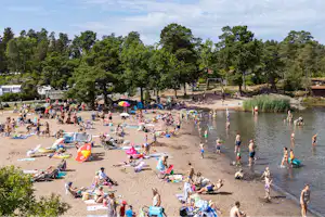 Västervik Resort - Badestrand auf dem Campingplatz