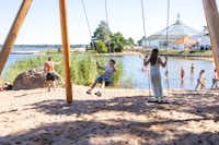 Västervik Resort - Kinderspielplatz mit Schaukeln am Badestrand
