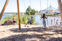 Västervik Resort - Kinderspielplatz mit Schaukeln am Badestrand