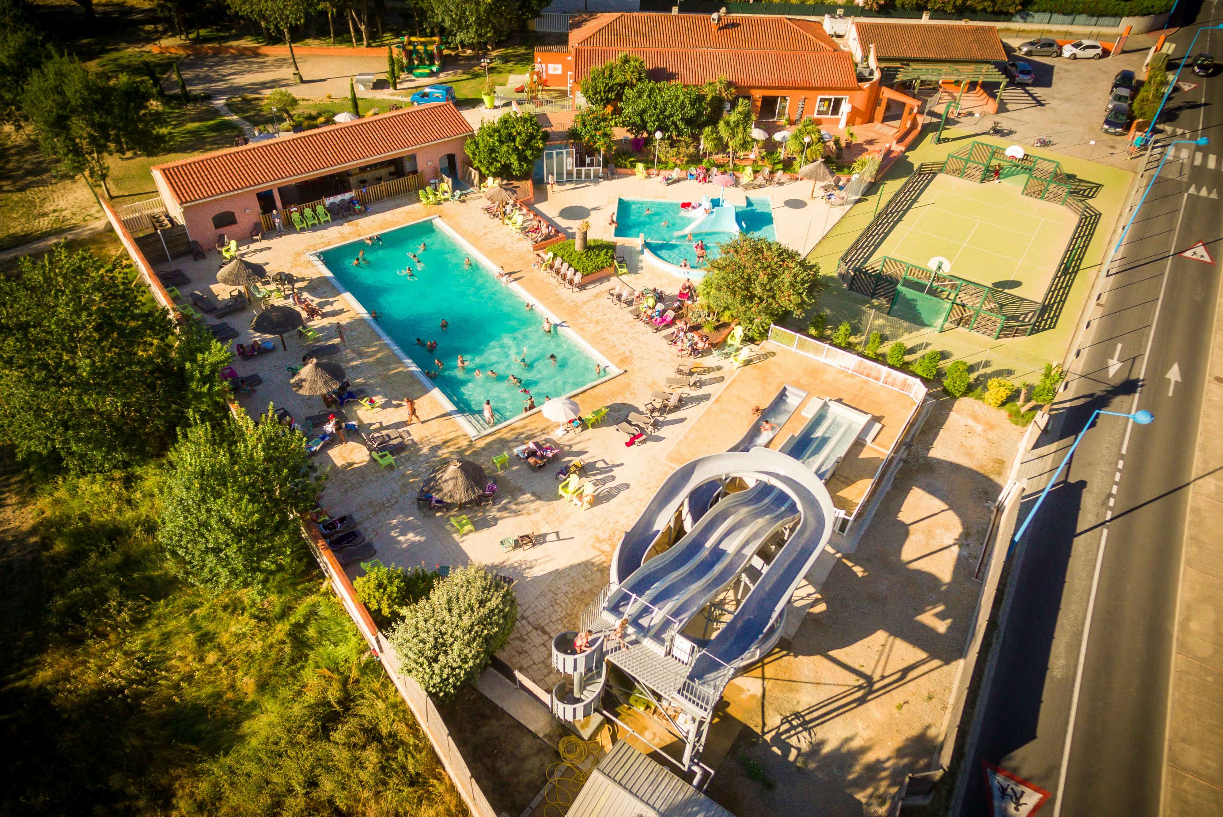 Camping Ma Prairie  - Campingplatz mit Poolanlage und Sportplatz aus der Vogelperspektive