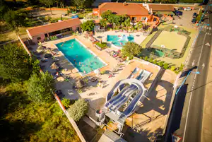 Camping Ma Prairie - Campingplatz mit Poolanlage und Sportplatz aus der Vogelperspektive