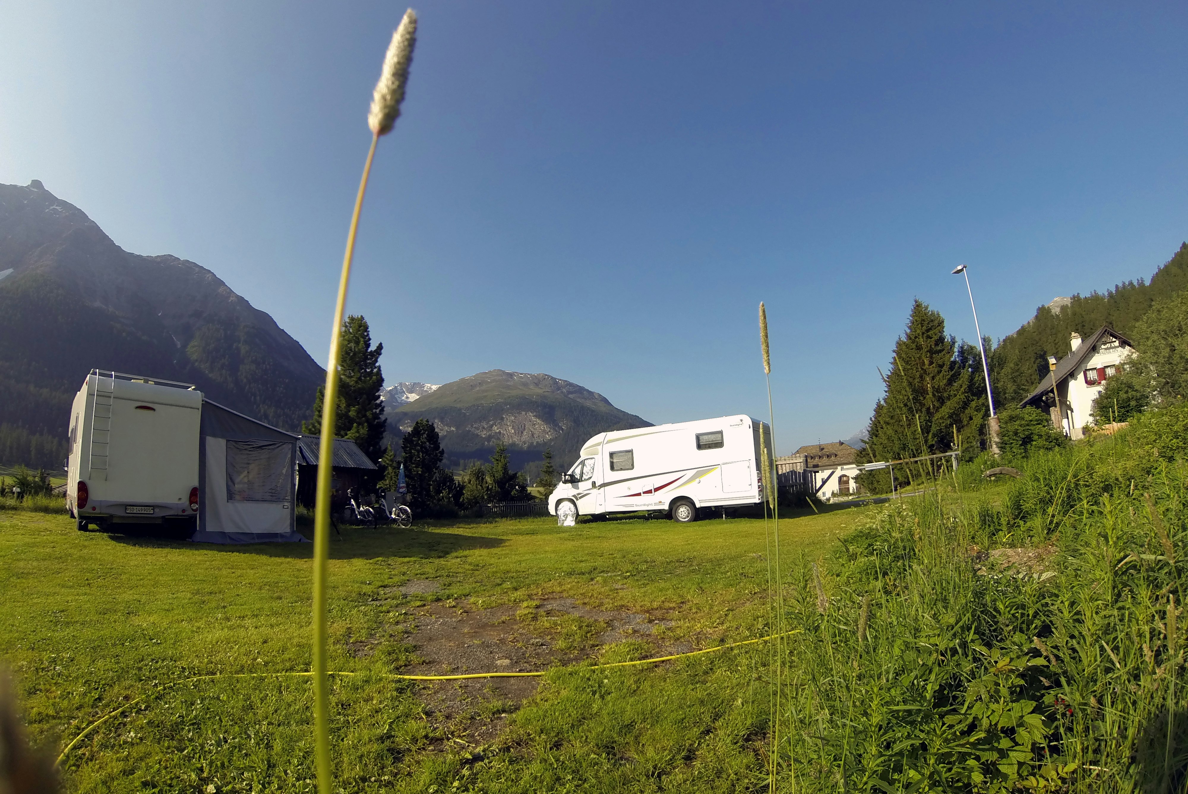 Camping Madulain - Blick auf die Standplätze auf der Wiese