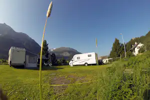 Camping Madulain - Blick auf die Standplätze auf der Wiese