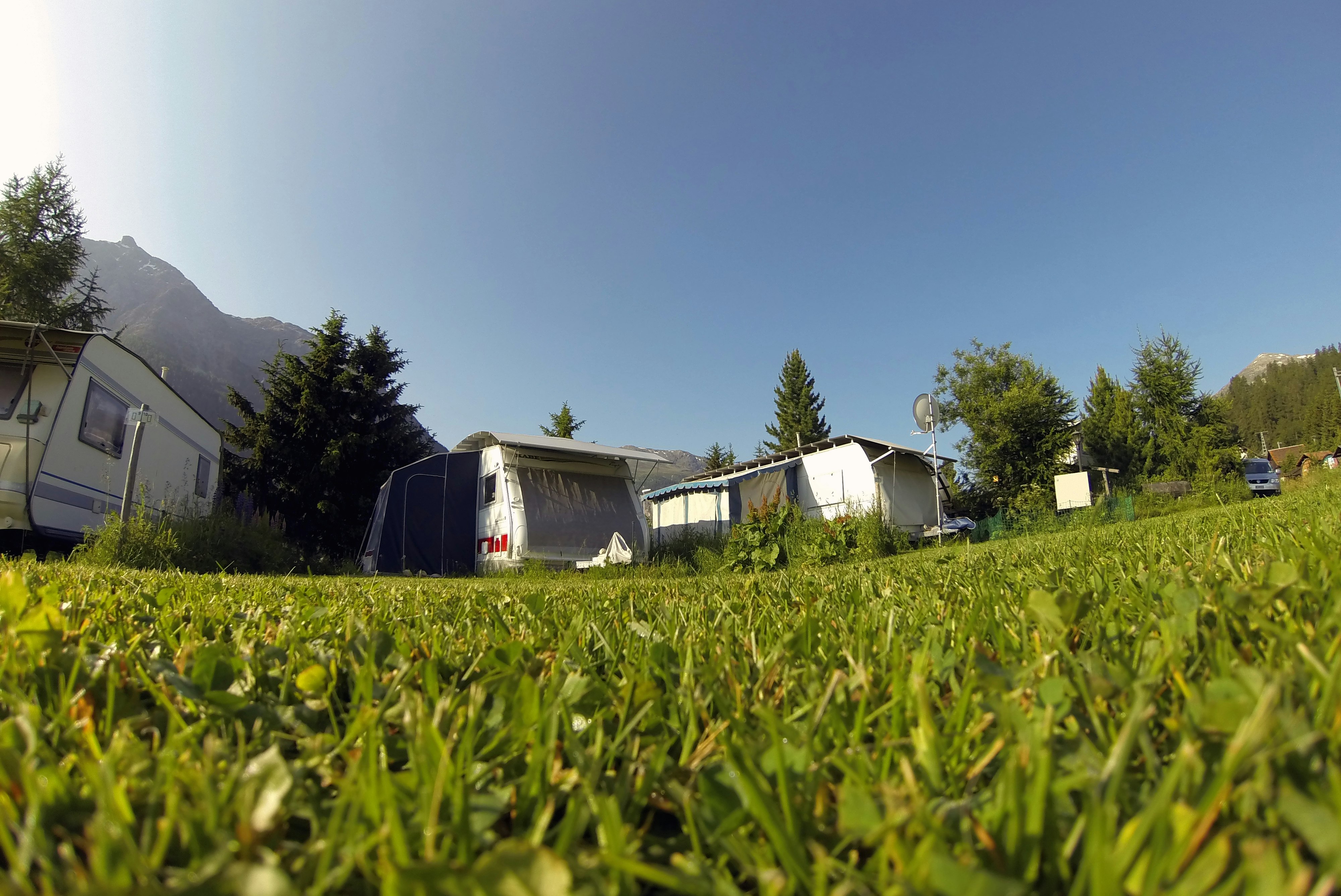 Camping Madulain - Standplätze im Grünen auf dem Campingplatz