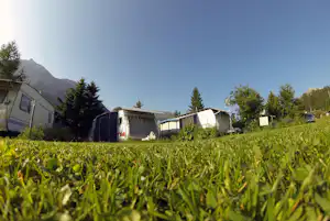Camping Madulain - Standplätze im Grünen auf dem Campingplatz