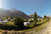 Camping Madulain - Übersicht auf das gesamte Campingplatz Gelände mit Blick auf Berge