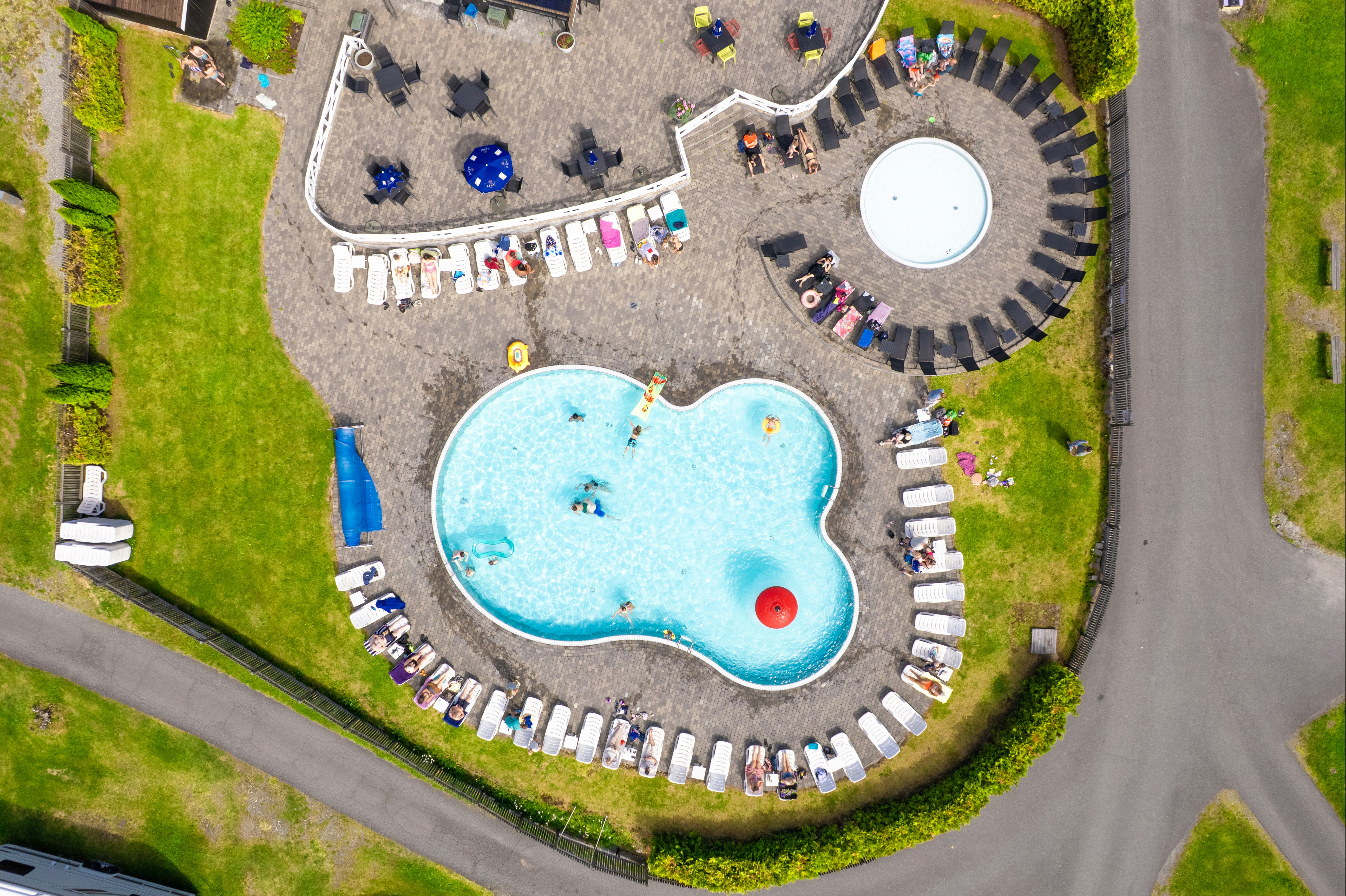 Camping Mageli - Blick auf den Pool im Freien mit Liegestühlen aus der Vogelperspektive