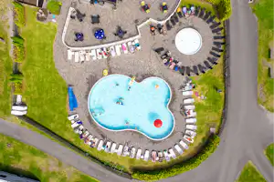 Camping Mageli - Blick auf den Pool im Freien mit Liegestühlen aus der Vogelperspektive