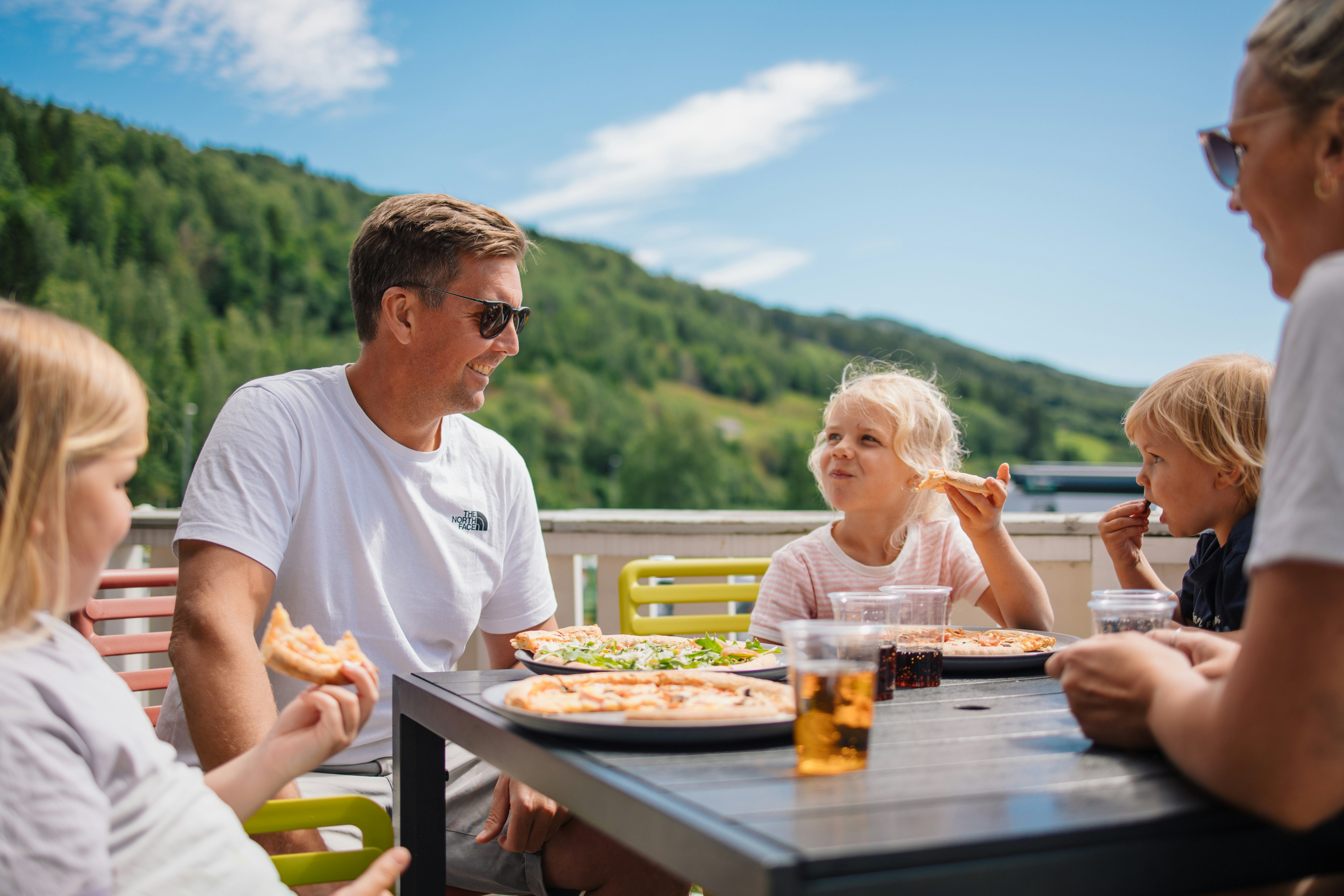 Camping Mageli - Familie beim gemeinsamen Essen auf der Terrasse des Restaurants