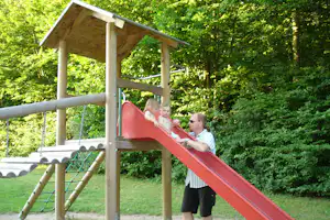 Camping Main-Spessart-Park - Camper auf dem Spielplatz vom Campingplatz