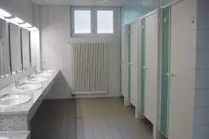 Camping Main-Spessart-Park - Sanitärbereich vom Campingplatz mit Waschbecken, Spiegeln und Toiletten
