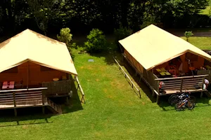 Camping Maisonneuve Dordogne - Mobilheime auf grüner Wiese auf dem Campingplatz