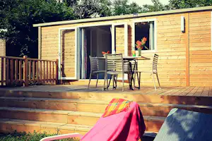 Camping Maisonneuve Dordogne - Mobilheim mit Terrasse auf dem Campingplatz