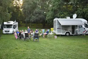 Camping Makó - Camper auf dem Stellplatz vom Campingplatz