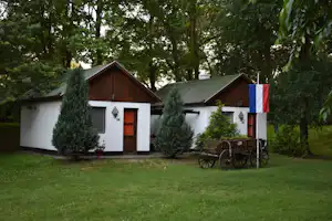 Camping Makó - Mobilheime vom Campingplatz im Schatten von Bäumen