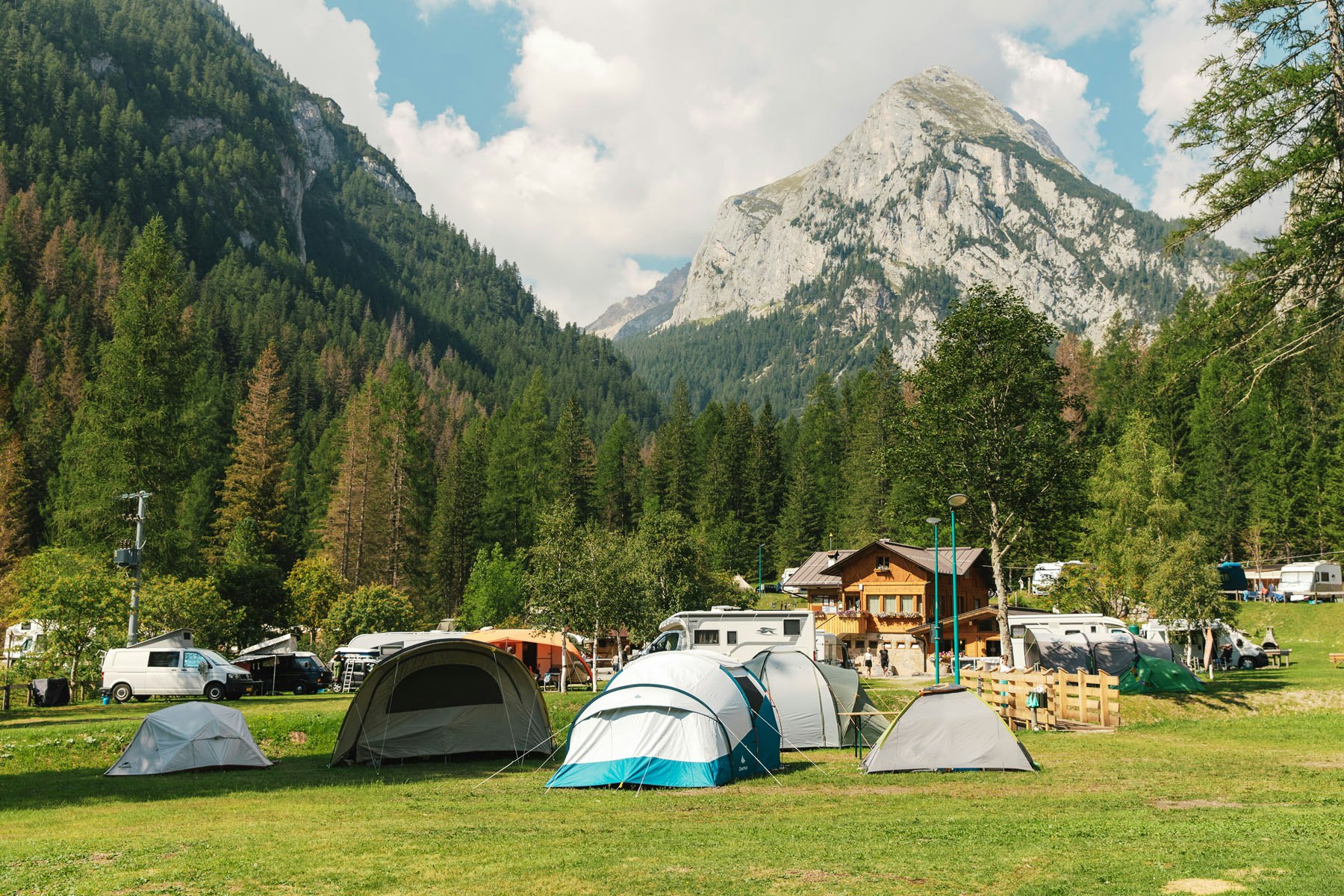 Camping Marmolada Malga Ciapela  Camping Malga Ciapela Marmolada - Zeltplätze auf der Wiese mit Blick auf die Berge