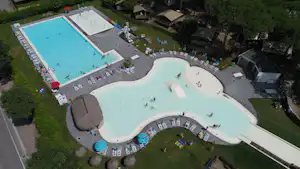 Camping Malibu Beach - Pool mit Liegestühlen und Sonnenschirmen auf dem Campingplatz --