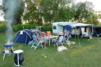 Camping Mambo-Almamellék - Wohnwagen- und Zeltstellplatz auf dem Campingplatz mit Familie und Hunden beim Grillen
