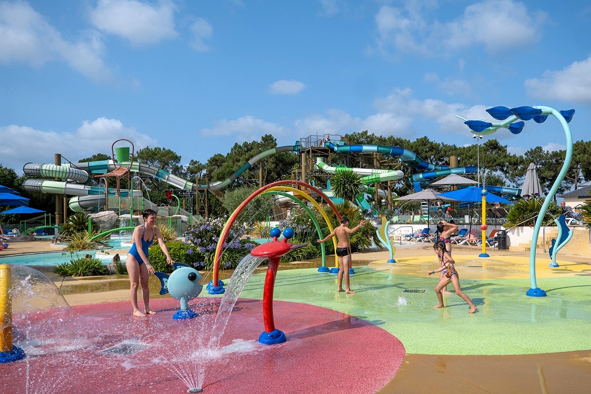 Yelloh! Village Mané Guernehué - Blick auf den Wasserpark mit verschiedenen Rutschen und Wasserspielplatz