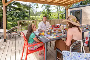 Yelloh! Village Mané Guernehué - Familie beim gemeinsamen Frühstücken auf der Terrasse des Campingplatzes