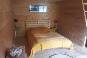 Camping Mandala - Innenansicht eines Mobilheims mit Doppelbett