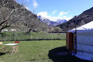 Camping Mandala - Jurte auf dem Campingplatz mit Blick auf die Berge