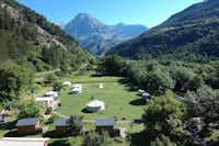 Camping Mandala - Luftaufnahme des Campingplatzgeländes mit Bergen im Hintergrund