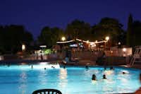 Camping Manjastre - Blick auf das Schwimmbad am Abend