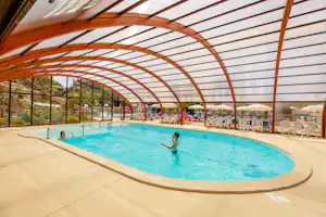 Camping Manoir de Ker An Poul - Gäste spielen im Hallenbad auf dem Campingplatz