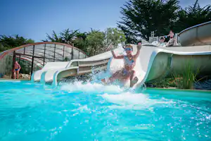 Camping Manoir de Ker An Poul - Mädchen auf der Wasserrutsche im Pool auf dem Campingplatz
