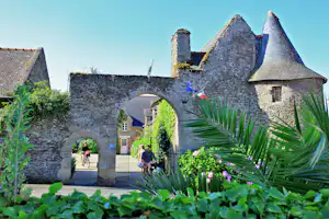 Camping Manoir de Ker An Poul - Menschen fahren Fahrrad in Rochefort-en-Terre in der Nähe des Campingplatzes
