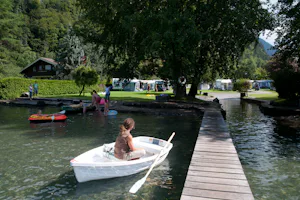 Camping Manor Farm (1) - Steg am Thunersee vom Campingplatz