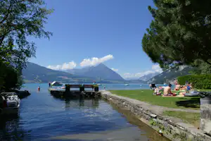 Camping Manor Farm (1) - Ufer am Campingplatz mit Blick auf den Thunersee und die Berge