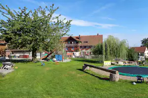 Camping Manser - Bauernhaus und Kinderspielplatz auf dem Campingplatz