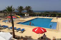 Camping Mar Azul  -  Pool vom Campingplatz mit Liegestühlen in der Sonne und mit Blick auf das Mittelmeer