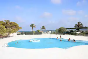 Camping Mar Menor - Gäste liegen am Pool in der Sonne