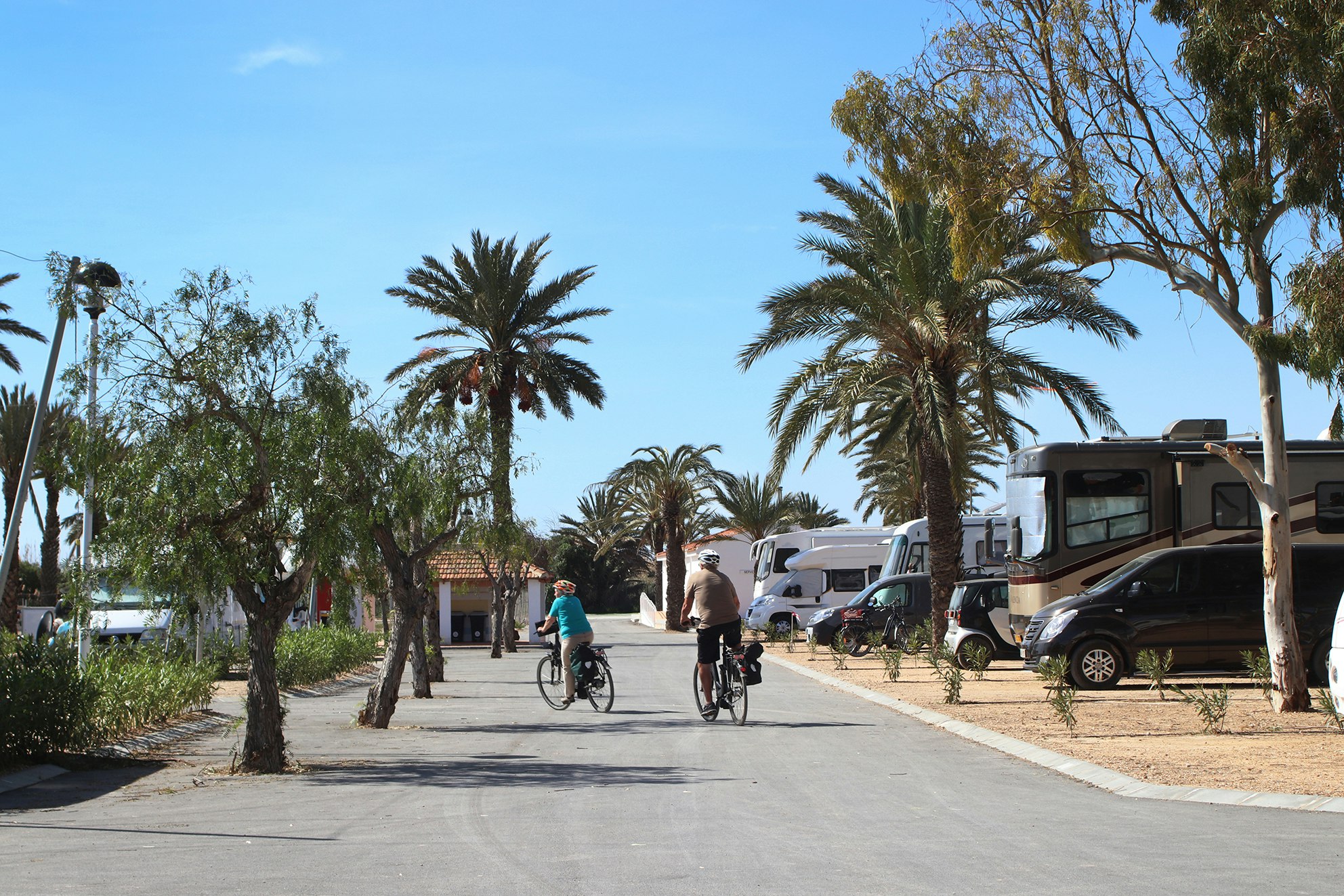 Camping Mar Menor - Gäste mit Fahrrad auf dem Campingplatz