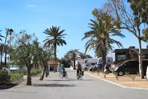 Camping Mar Menor - Gäste mit Fahrrad auf dem Campingplatz
