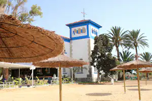 Camping Mar Menor - Sonnenschirmen und Strand auf dem Campingplatz