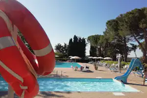 Camping Mar y Sierra - Poolbereich im Freien mit Rutschen, Liegestühlen und Sonnenschirmen