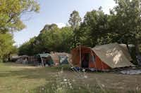 Camping Mar y Sierra - Wohnmobil- und  Wohnwagenstellplätze auf der Wiese