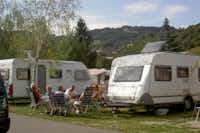 Camping Marbacher Freizeitzentrum - Camper sitzen gemeinsam vor einem Wohnwagen