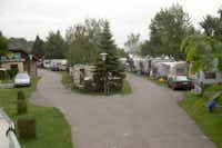 Camping Marbacher Freizeitzentrum - Strasse auf dem Campingplatz mit Stellplätzen an den Seiten