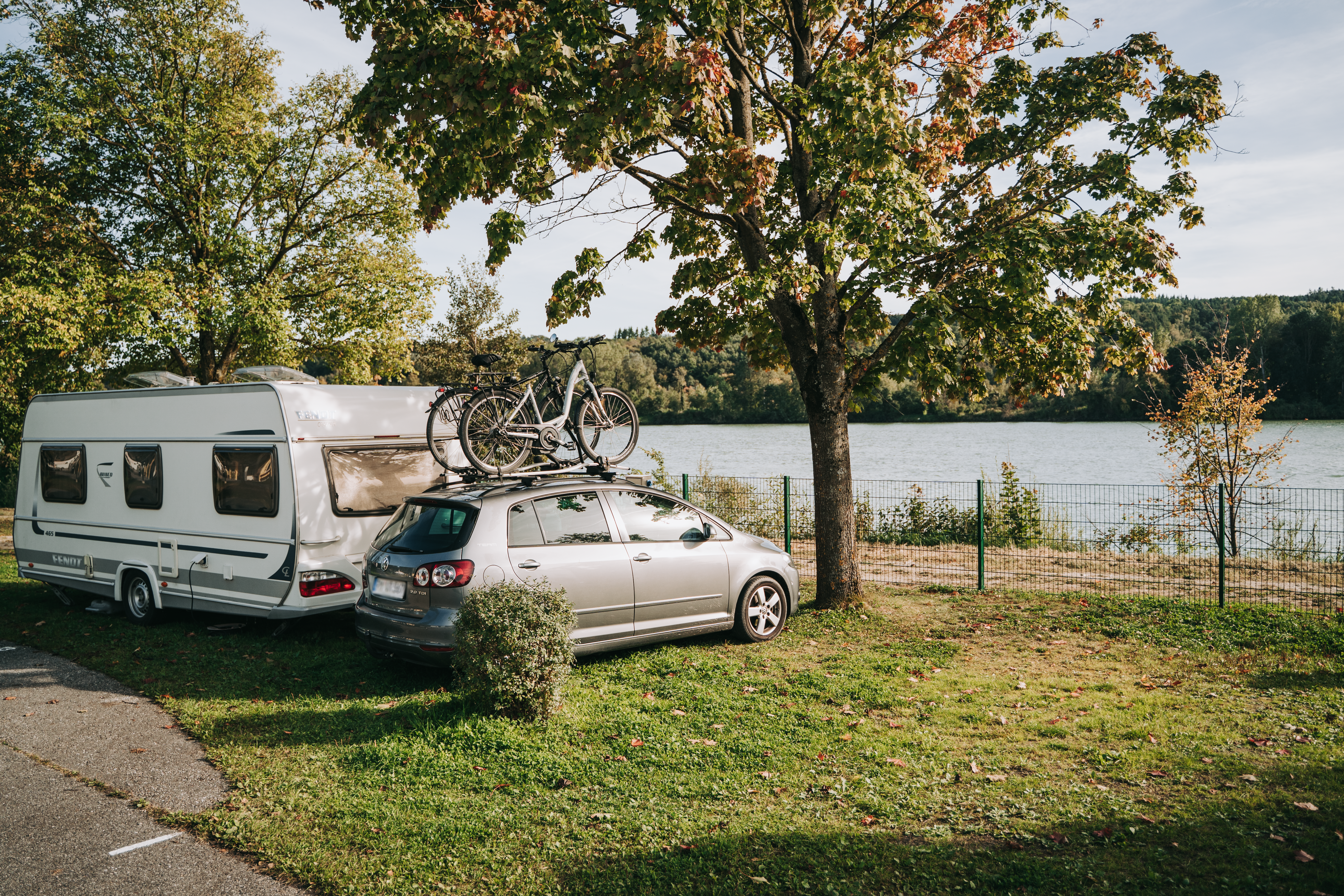 Camping Marbacher Freizeitzentrum - Wohnmobil- und  Wohnwagenstellplätze mit Blick auf den See