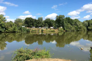 Camping Marco de Bignac - Blick vom See auf den Campingplatz
