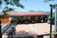 Camping Mare Monti - Restaurant Terrasse mit Blick auf die Berge