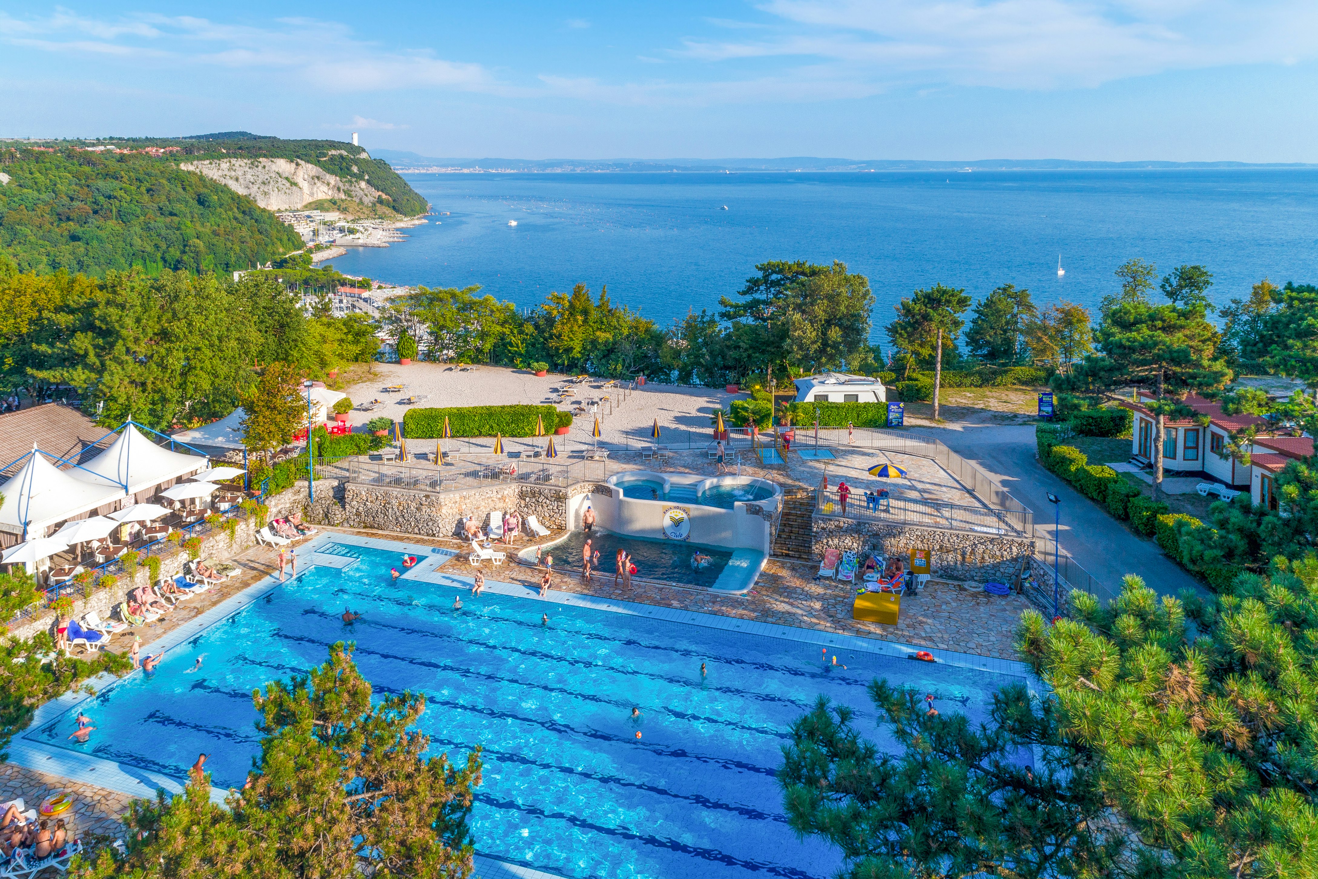 Camping Village Mare Pineta  - Luftaufnahme des Campingplatzes mit Pool und Meer im Hintergrund